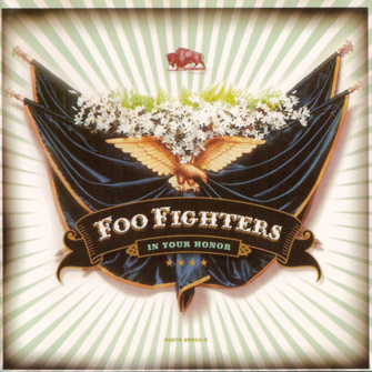 Okładka płyty Foo Fighters In Your Honor Okładka przedstawia rozłożysty niebieski szandar , nad nim jest złoty ptak