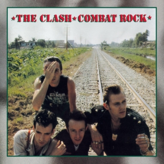 Okładka płyty The Clash Combat Rock. Okładkę wypełnia zdjęcie zespołu. Na samym przodzie kuca trzech członków zespołu. Są to od lewej basista Paul Simonon, perkusista Topper Headon i lider kapeli, wokalista i gitarzysta Joe Strummer. Wszyscy są widoczni od pasa w górę, są bardzo blisko siebie, trochę się o siebie opierają. Wszyscy mają krótkie, ciemne, postawione do góry lub mocno zmierzwione włosy. Będący po prawej stronie Joe Strummer ma za ucho wsadzony nie zapalony papieros, a w lewej ręce trzyma drugi, też nie zapalony. Na palcach ma sygnety. Za trójką z przodu stoi czwarty muzyk The Clash. To gitarzysta i wokalista Mick Jones.