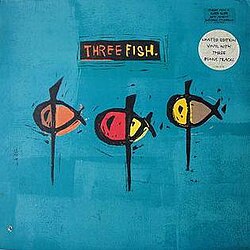Okładka płyty Three Fish przedstawia trzy namalowane ryby na niebieskim tle