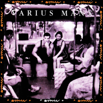 Okładka płyty Varius Manx. Zdjęcie to wnętrze autobusu. Fotografia jest czarno-biała z lekkim zabarwieniem fioletowym, w rodzaju sepii lub cyjanotypii. Na środku, na siedzeniach przy tylnej szybie pojazdu siedzi młody mężczyzna w koszulce na ramiączka i czarnych długich spodniach.