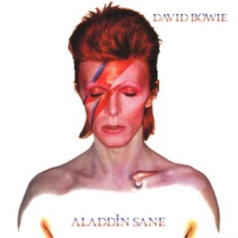 Aladdin Sane to szósta płyta w karierze Davida Bowie. Na okładce znalazło się zdjęcie piosenkarza wykonane na białym tle. Na fotografii widać twarz, szyję, ramiona i górną część klatki piersiowej piosenkarza. Bowie jest nienaturalnie blady. Jego jasna skóra ma różowo-fioletowy odcień i kontrastuje z ciemnorudymi włosami, zaczesanymi wysoko do góry. Z przodu włosy obcięte są dość krótko, z tyłu dłuższe kosmyki opadają na kark. 