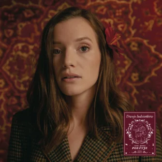 Okładka płyty Sanah.Sanah zajmuje całą okładkę, patrzy wprost w obiektyw. Jest lekko zamyślona, może skupiona, uważna. Jest ubrana w żakiet, a może w marynarkę w brązową-beżowo pepitkę. Sanah ma rozpuszczone, brązowe lekko falujące włosy, w których nad lewym uchem tkwi wpięty bordowy kwiat. Tło jest charakterystyczne dla „zachwytów” piosenkarki – jest bogato zdobione wzorami. Wszystko jest utrzymane w bordowo-beżowej kolorystyce i sprawia wrażenie tapety, a może zawieszonego na ścianie dywanu. w dolnym prawym rogu okładki (na wysokości lewego ramienia sanah) widnieje bordowy prostokąt ustawiony pionowo. Wewnątrz ma on białe obramowanie a w środku na górze napis Dwoje ludzieńków. Pod napisem znalazła się ilustracja przytulonej pary w kapeluszach zasłaniających ich twarze.